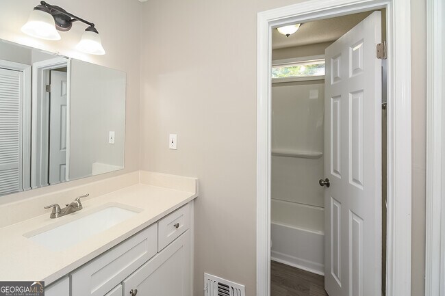 Building Photo - 10972 Clearwater Dr