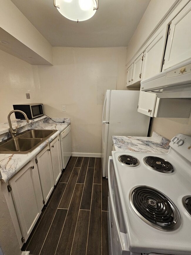 Building Photo - (1) Bed/(1.5) Bath Cardinal Creek Condo Avail NOW!