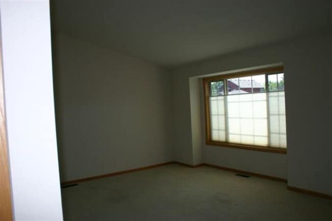 Building Photo - 9130 Oak Ridge Dr