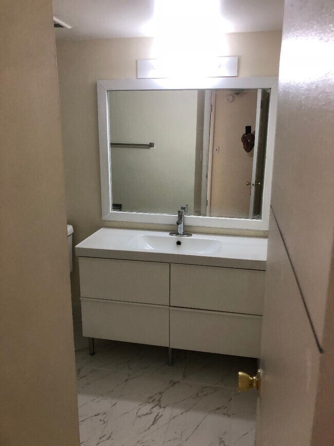 Building Photo - 505 S Pine Island Rd