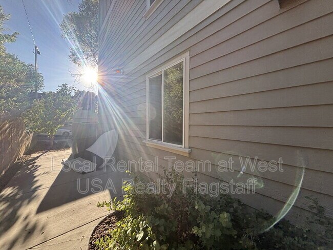 Building Photo - 522 S Fountaine St