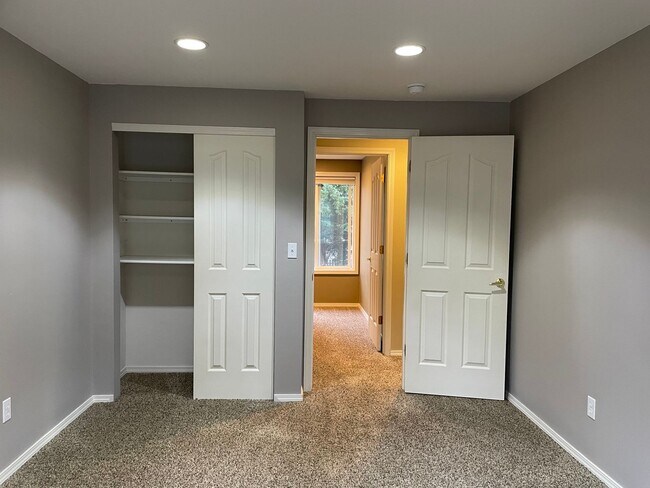 Building Photo - Adorable 4 Bedroom 2.5 Bath Home in Fisher's Landing! Fully Fenced Backyard! Mountain View High S...