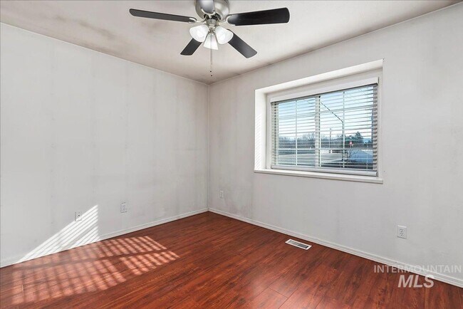 Building Photo - Cute 3 bedroom 2 Bathroom House!