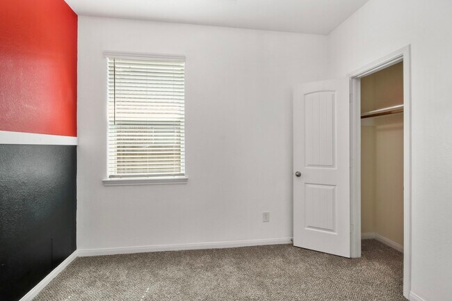 Building Photo - 2335 Spring Hollow Dr