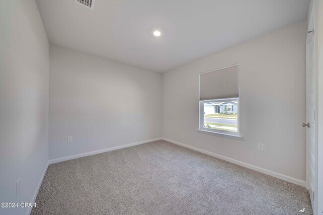 Building Photo - 282 Boggy Creek Way