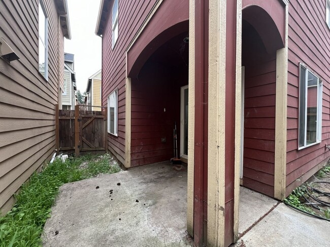 Building Photo - Bright End-Unit Townhouse with a Loft & Covered Patio