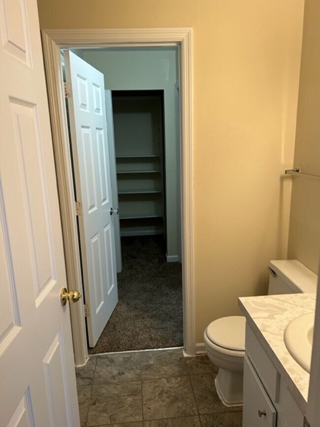 Building Photo - 481 Woodview Dr