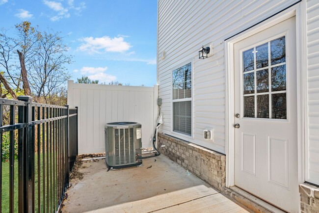 Building Photo - 22 Highland Blf Wy