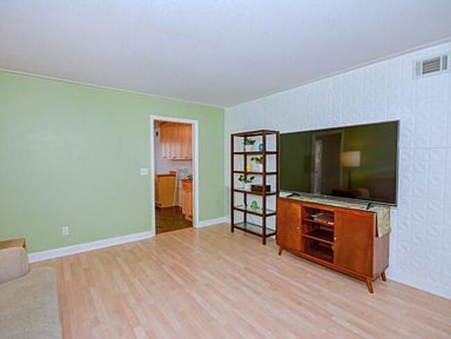 Building Photo - Forest Acres condo