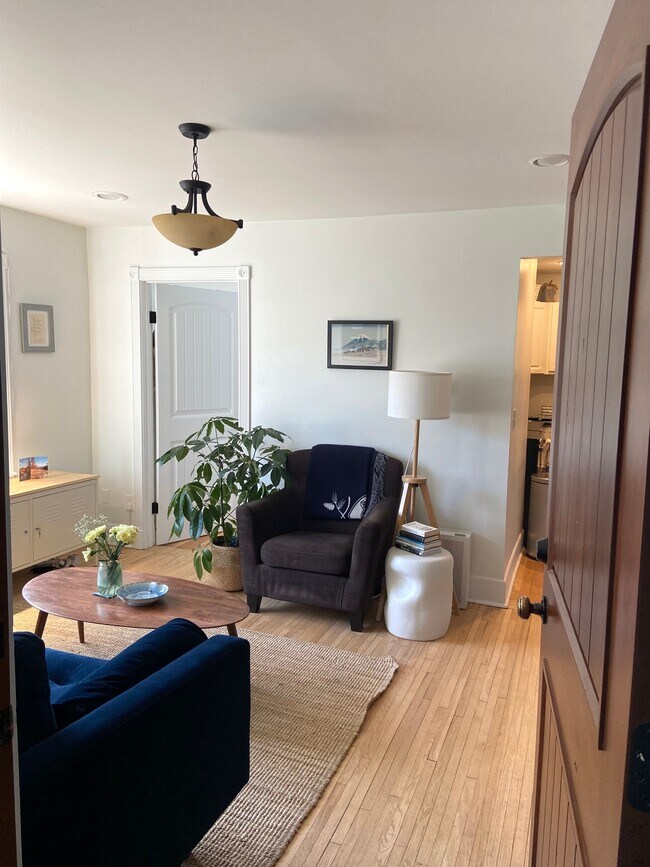 Building Photo - 481 Warwick St