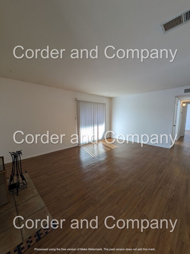 Building Photo - Charming town home 2Bedroom 2Bath Downstairs unit located in the Del Norte High School district.