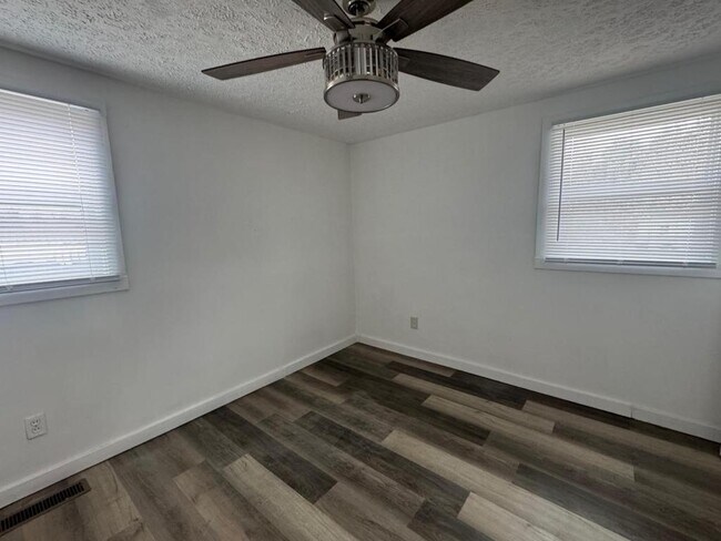 Building Photo - 413 Sandlewood Rd