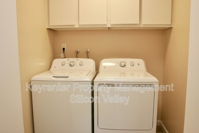 Building Photo - 937 Miramonte