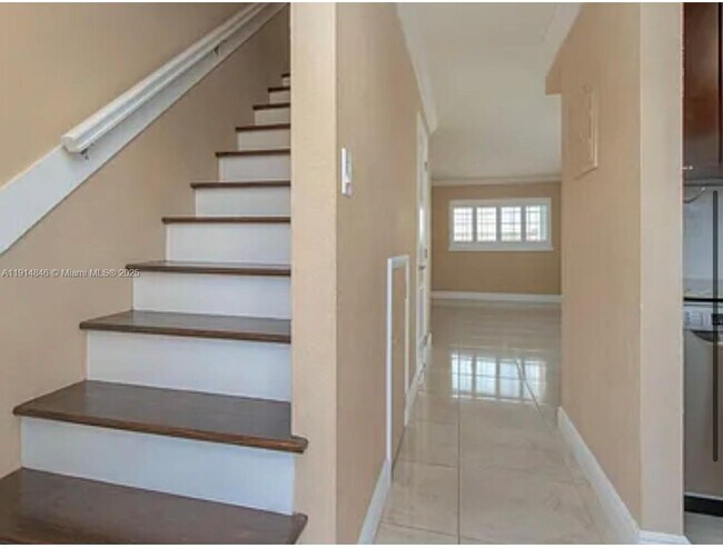 Building Photo - 633 NE 2nd Ave