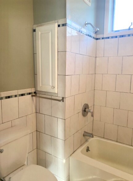 Building Photo - 210 Pine St