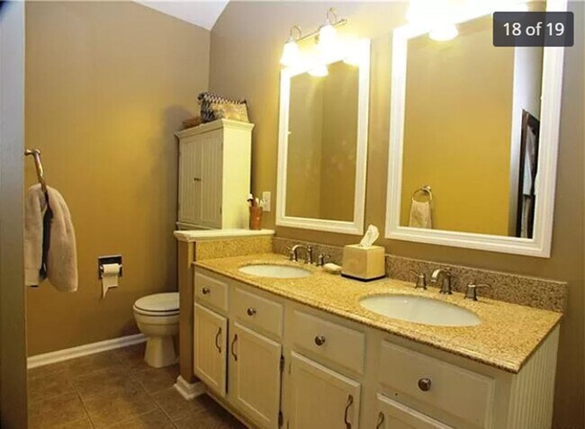 Building Photo - 3 bed 2.5 bath, Walk to Blakeney