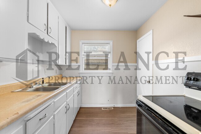 Building Photo - 1701 N Floberta Rd