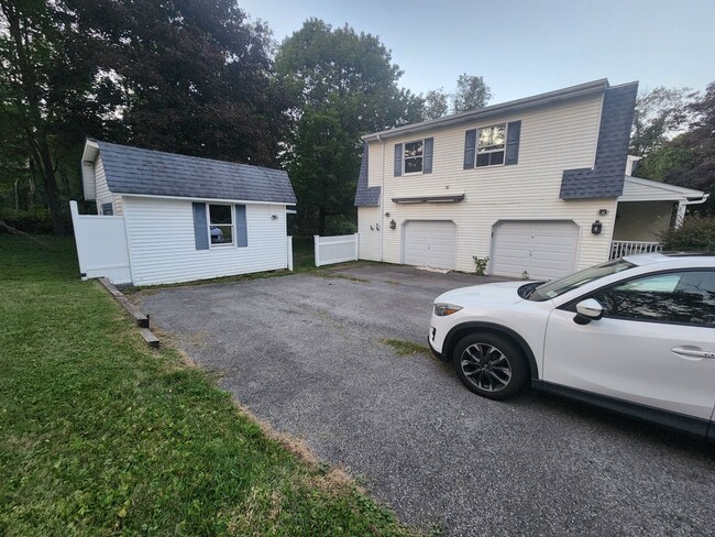 Building Photo - Spacious 2-story home