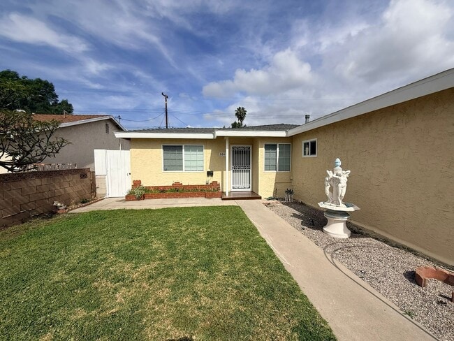 Building Photo - Spacious 3BR Home with Central AC & Private Yard in Baldwin Park