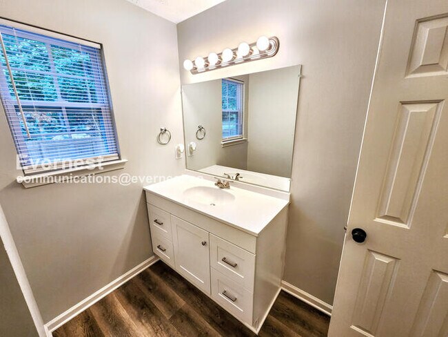 Building Photo - 3 Bed/1.5 Bath Home with Fenced Yard & Garage / Pet-Friendly