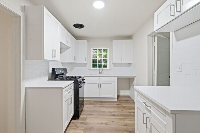 Building Photo - 2801 Mitchell Dr