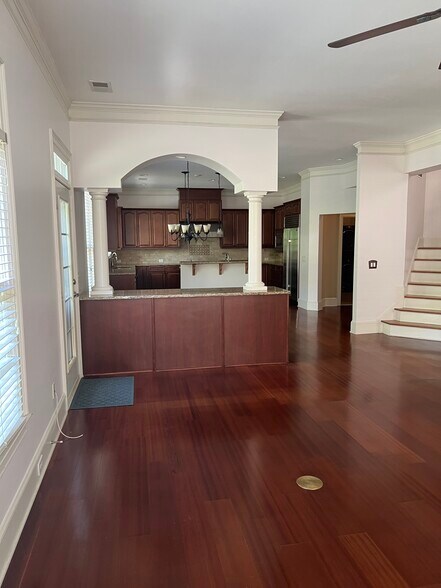 Living room / kitchen - 440 Wembley Cir