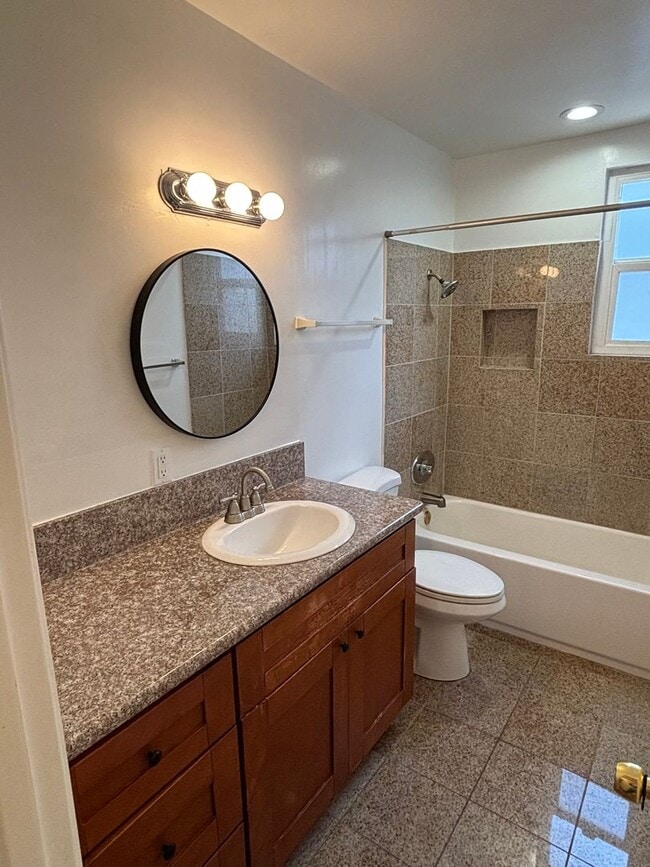 Building Photo - Spacious 1 bedroom available now in Long B...