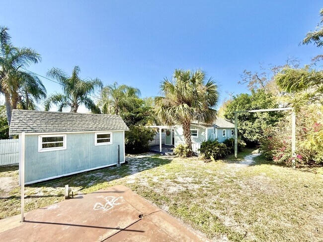 Building Photo - 713 Smith St