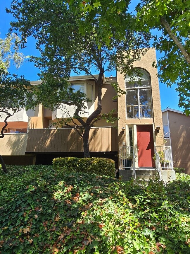 Building Photo - Tri Level Townhouse located in a Gated Com...