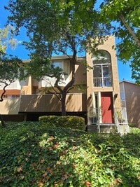 Building Photo - Tri Level Townhouse located in a Gated Com...