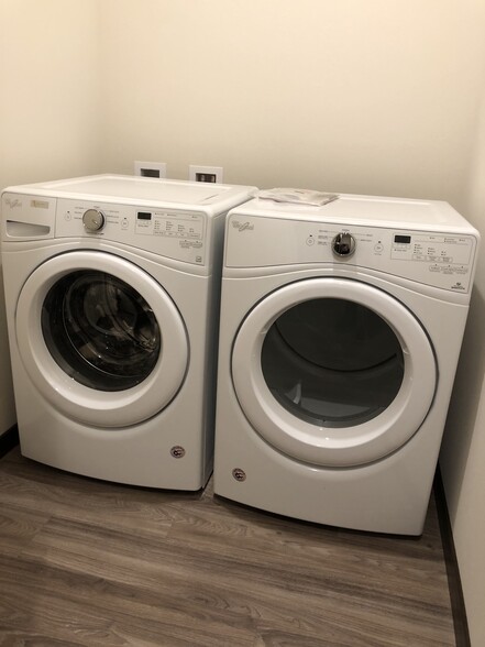 In-unit Washer/Dryer - 1916 Tyrol Ter