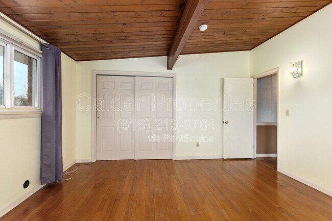 Building Photo - 841 Houseman Ave NE