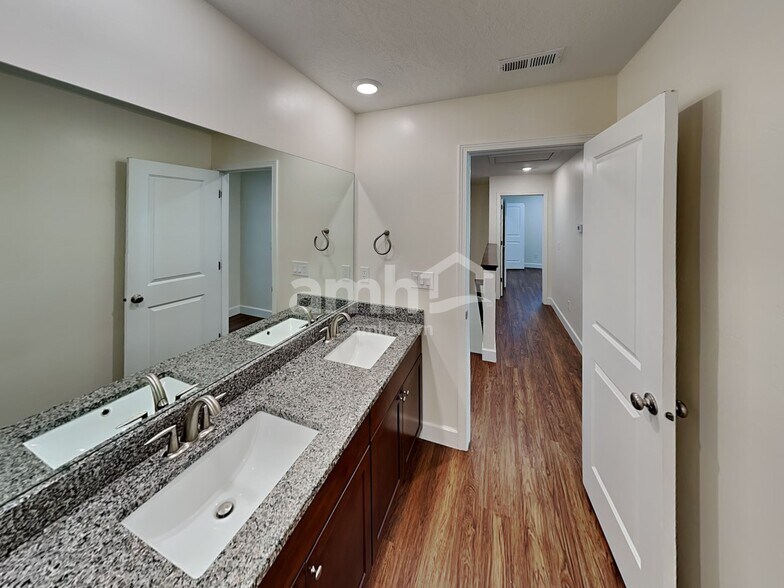 Building Photo - 2422 E Tumbleweed Rd