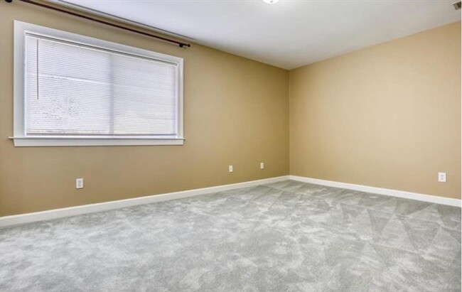 Building Photo - Lovely 2 BR/1 BA Condo in Benning Ridge!