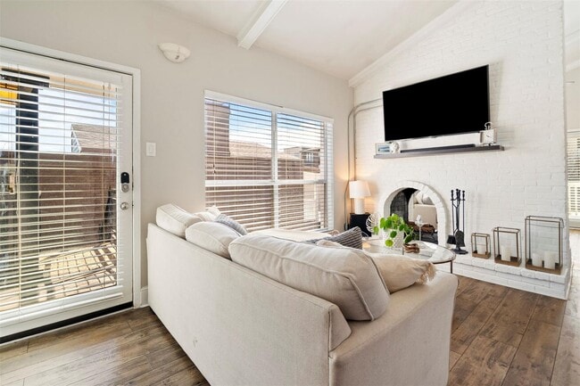 Building Photo - 5916 Sandhurst Ln