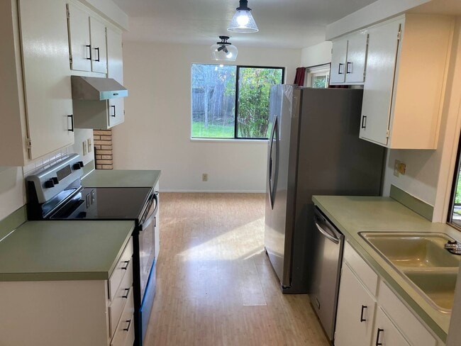 Building Photo - 3 Bedroom House in SW Eugene