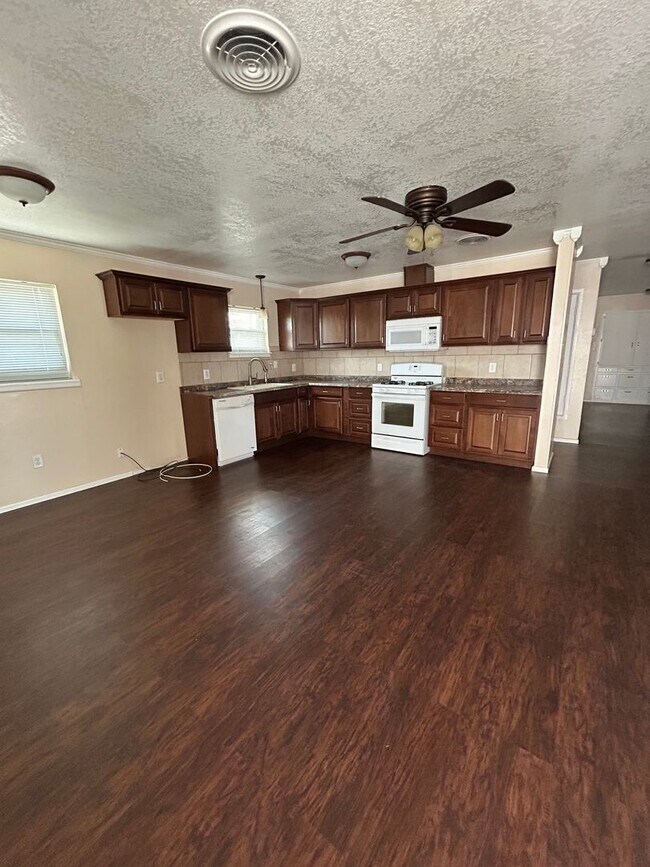 Building Photo - Recently reduced!!!  Beautiful home in a g...