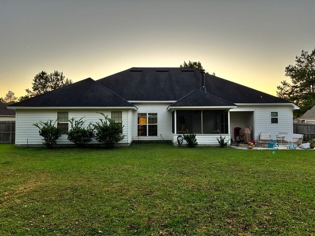 Building Photo - Spacious 4BR/3BA Home with 3-Car Garage, Fireplace & Fenced Yard in Knights Mill