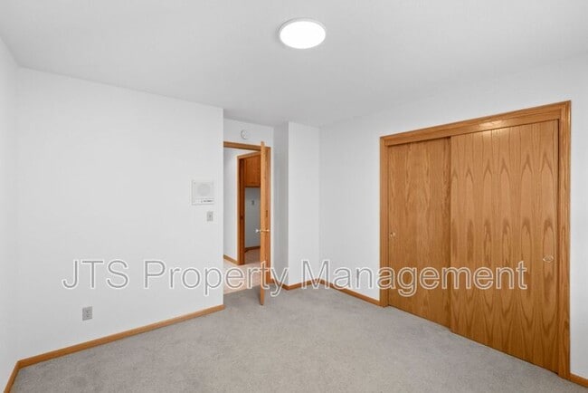 Building Photo - 7723 River Landing Dr