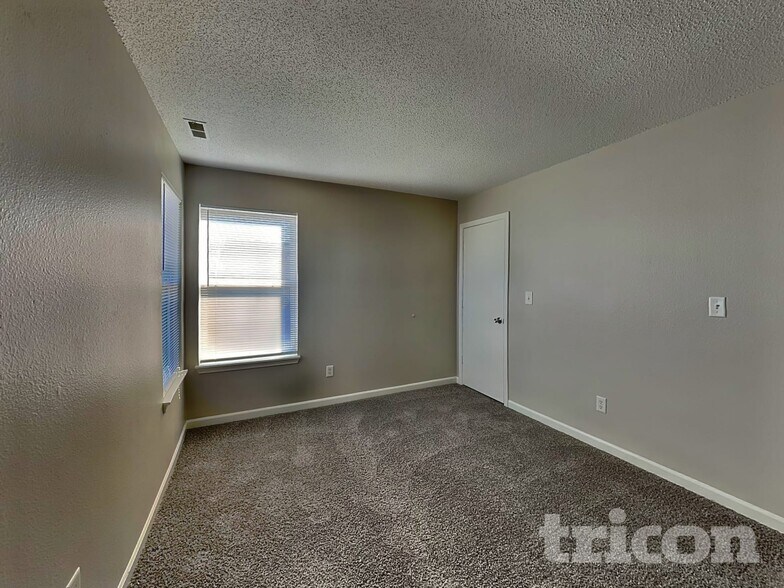 Building Photo - 10249 Cadogan Dr