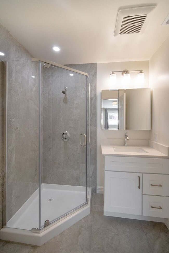 Building Photo - TOTAL REMODEL HUGE 3BR/3BA 1700sf w Garage...