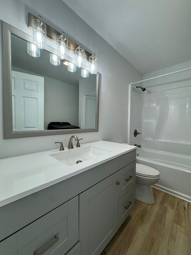 Building Photo - "Coastal Comfort Awaits: Charming 2-Bed Retreat on Beach Drive, Panama City Beach!"