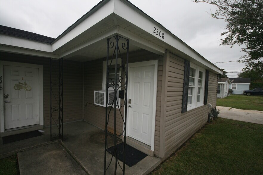 Building Photo - 2308 Rose Dr