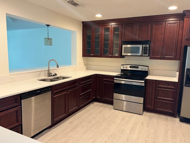 Building Photo - 3948 Meadowview Dr N