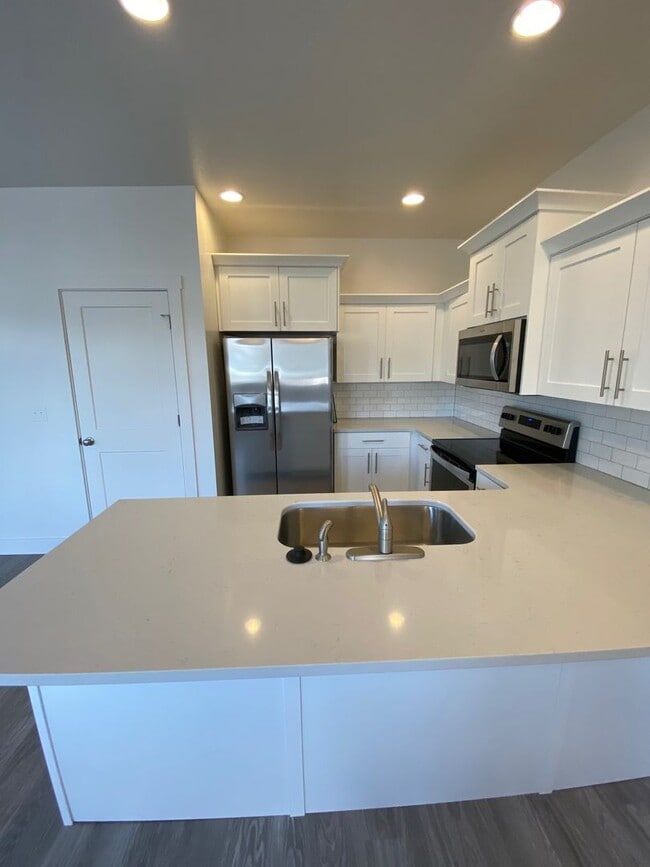 Building Photo - Beautiful 3 Bed, 2.5 Town Home! Available Now! See Our 3D Tour of This Property! Available on Jun...