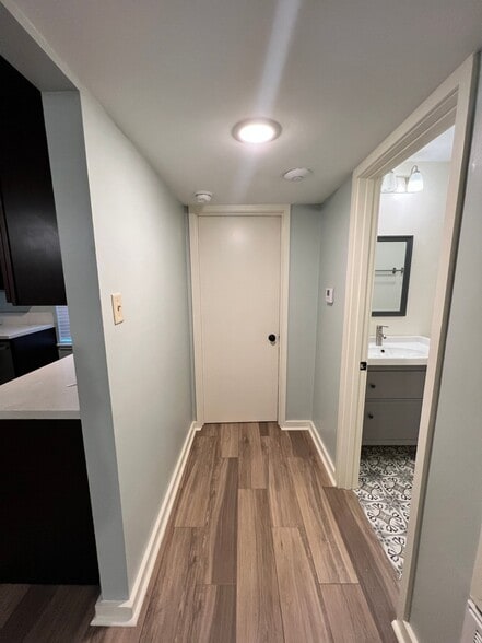 Building Photo - 509 E 7th St