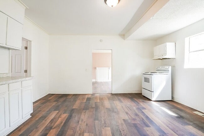 Building Photo - 1304 Avenue G