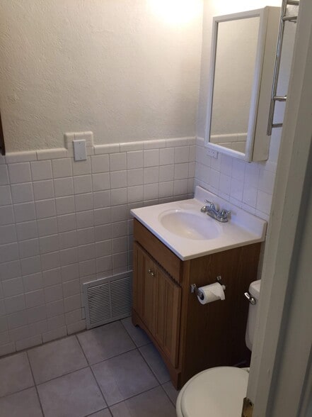 Building Photo - 115 N Park St