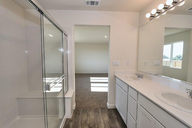 Building Photo - Beautiful Lincoln Home Available in May!