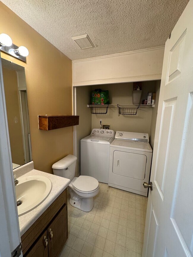 Building Photo - 127 Pineridge Dr